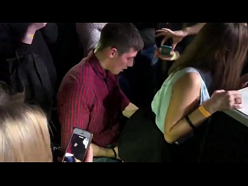 ❤️ Ubulili bangempela ku-nightclub yaseRussia. Intombazane yaseRussia eneminyaka engu-18 ubudala ingene endunu nasesithweni sangasese e-nightclub Ucansi olunamandla ku-porn zu.porngameshub.ru ❌